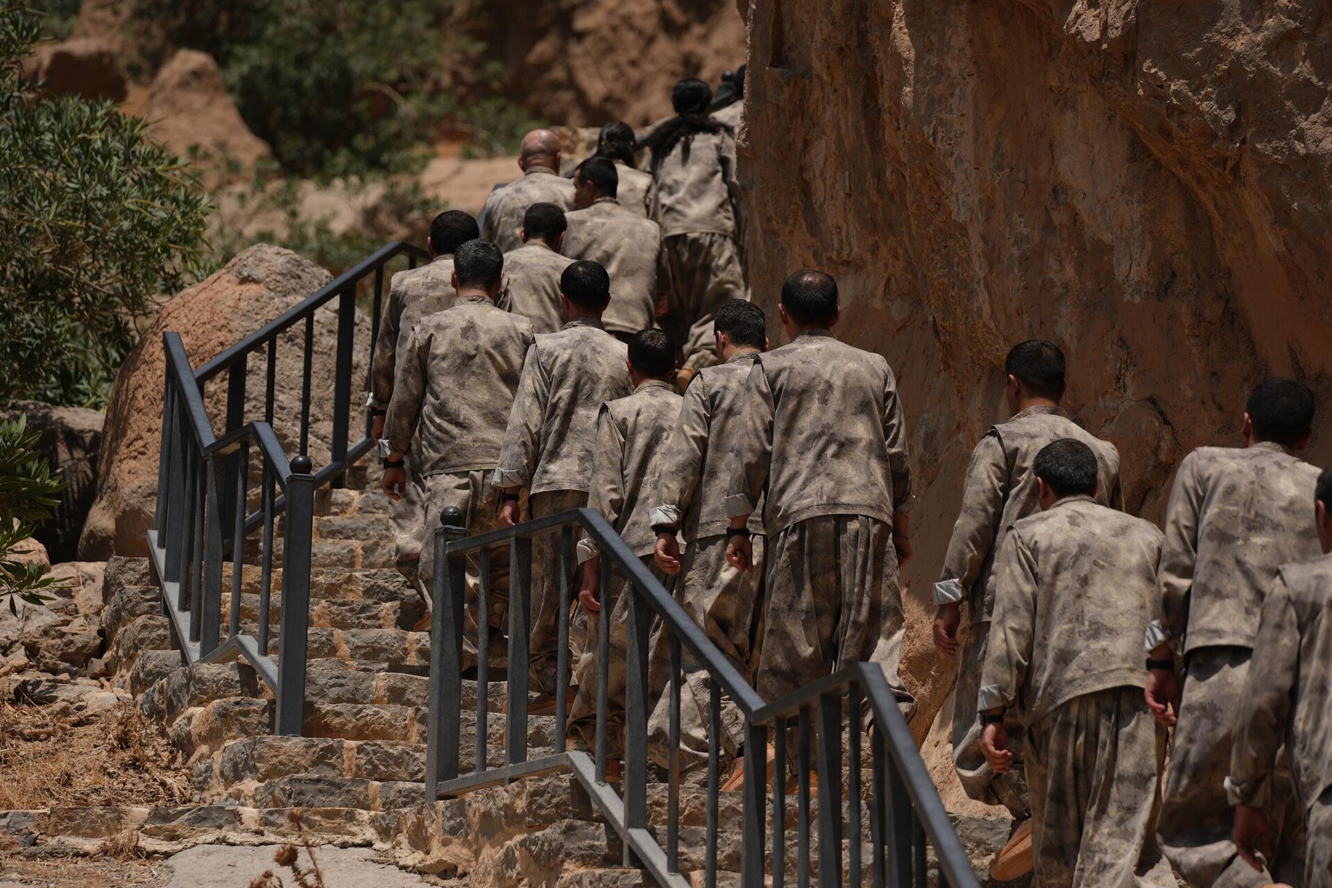 PKK'dan bir grup, Irak’ın Süleymaniye kentinde silahlarını imha etti PKK'dan bir grup, Irak’ın Süleymaniye kentinde silahlarını imha etti - Sputnik Türkiye, 1920, 11.07.2025