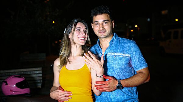 Adana'da kız arkadaşına vurulma mizansenli evlenme teklifi eden genç ve arkadaşları polis merkezindeki ifadeleri sonrası serbest bırakıldı. Evlenme teklifi eden Şakir Karakaya (sağda) ile kız arkadaşı Nazlı Gümüş (solda), gazetecilere açıklamada bulundu. - Sputnik Türkiye
