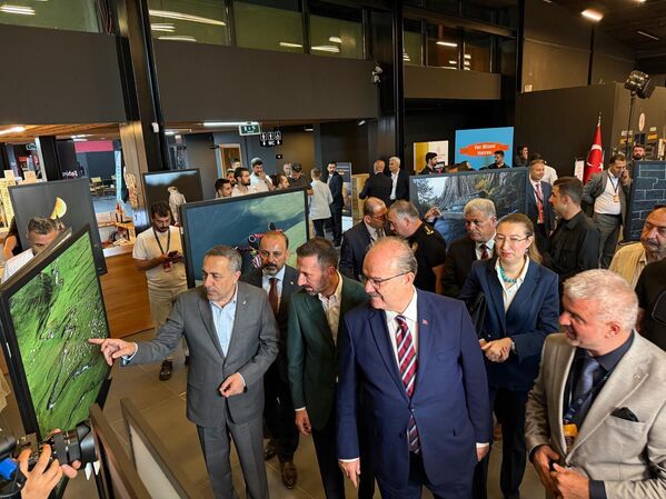 Bakan Yardımcısı Çam ayrıca, festivalin yalnızca Vanlılara değil Hakkari, Ağrı, Siirt, Bitlis gibi çevre illerdeki vatandaşlara da hitap ettiğini belirterek, herkesi bu kültür şölenine katılmaya davet etti. - Sputnik Türkiye