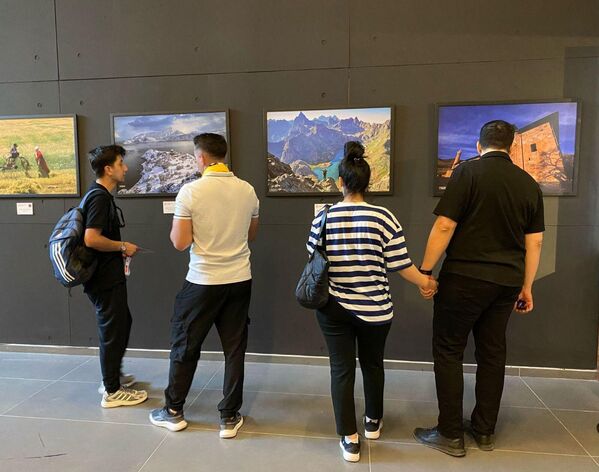 Açılışta konuşan Çam, Kültür Yolu Festivali’nin yalnızca sanat ve kültür değil, turizm ve ekonominin de kalbinin attığı bir organizasyon haline geldiğini vurguladı. Çam, “Van, geçmişten bugüne bir marka şehir. Bu festival de bu kente çok yakışıyor” dedi. - Sputnik Türkiye