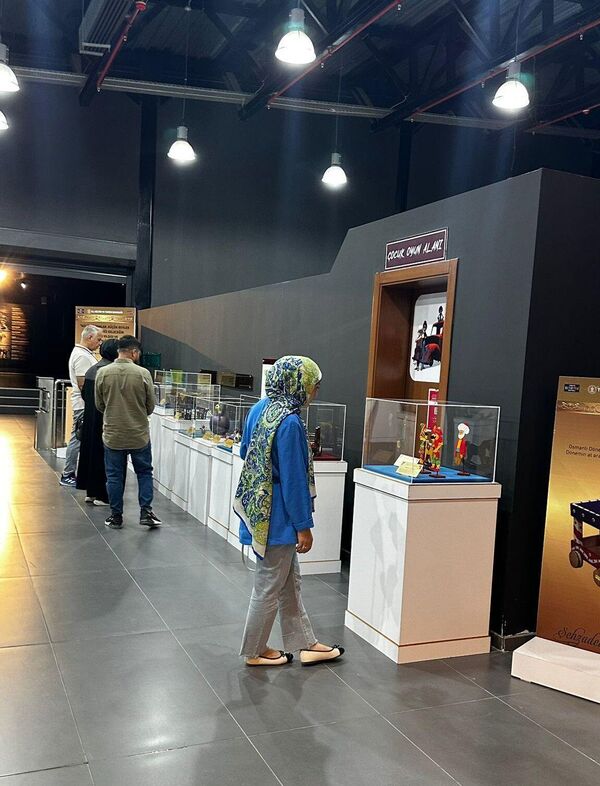 Festival kapsamında Van Müzesi’nde Resul Çelik’in “Gizem Dolu Anadolu”, İsmail Erdoğan’ın “Van Yadigârı” ve “Işık Doğudan Yükselir” sergileri sanatseverlerle buluştu. Zafer Karaokay’ın “Şehzadeler Sultanlar Oyuncak Sergisi” geçmişe nostaljik bir yolculuk sunarken, “Van Geleneksel El Sanatları” ve “Urartudan Günümüze Kadın” sergileri de büyük ilgi gördü. - Sputnik Türkiye