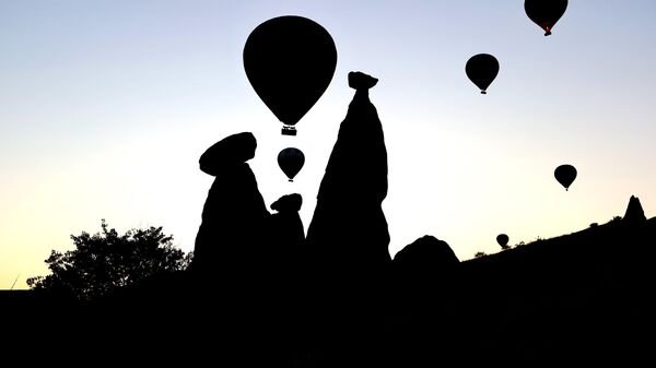Kapadokya'da yerli ve yabancı turistler bölgeyi gökyüzünden keşfetti - Sputnik Türkiye