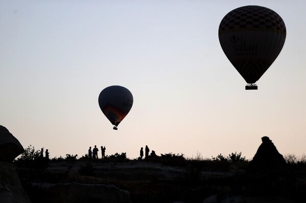Onlarca sıcak hava balonu peribacaları üzerinde süzülürken, manzaraya ahenk kattı. - Sputnik Türkiye