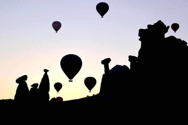 Göreme beldesi ile Çavuşin köyü çevresindeki alanlarda, henüz gün ağarmadan görevlilerce hazırlanan sıcak hava balonları, turistlerin sepetlere alınmasının ardından peş peşe bölge semalarına yükseldi. - Sputnik Türkiye