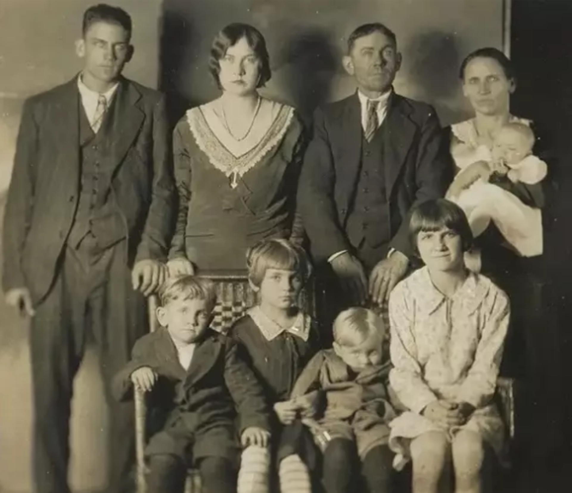 Sıradan bir aile portresi gibi görünen bu kare, aslında 20. yüzyılın en ürkütücü aile trajedilerinden birinin hemen öncesinde çekildi. Lawson ailesinin fotoğrafı, tarihin en gizemli ve korkutucu vakalarından biri olarak hafızalara kazındı. - Sputnik Türkiye, 1920, 14.07.2025