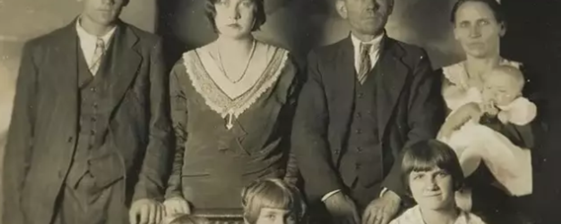 Sıradan bir aile portresi gibi görünen bu kare, aslında 20. yüzyılın en ürkütücü aile trajedilerinden birinin hemen öncesinde çekildi. Lawson ailesinin fotoğrafı, tarihin en gizemli ve korkutucu vakalarından biri olarak hafızalara kazındı. - Sputnik Türkiye, 1920, 14.07.2025