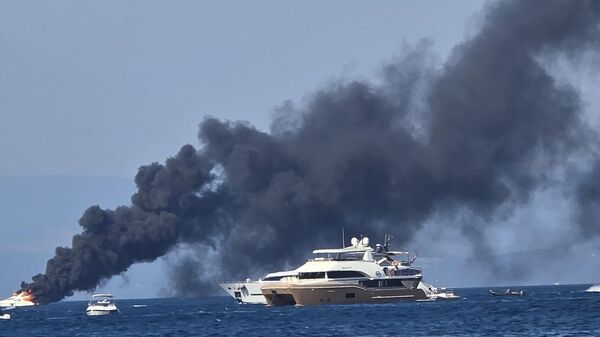 Bodrum açıklarında bir motoryat kayalıklara çarptı - Sputnik Türkiye