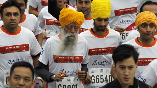 Dünyanın en yaşlı maratoncusu Fauja Singh, 114 yaşında trafik kazasında hayatını kaybetti - Sputnik Türkiye