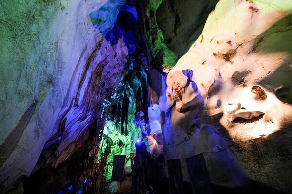 Milyonlarca yıllık geçmişe sahip traverten yapıları, sütunları, sarkıt ve dikitleriyle ön plana çıkan mağara, bölgenin önemli turistik değerleri arasında yer alıyor.  - Sputnik Türkiye