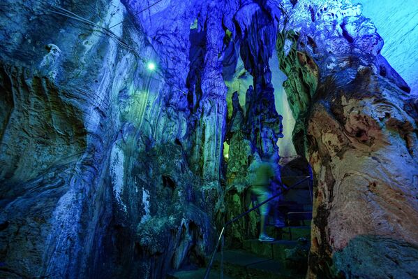 Antalya’nın Gazipaşa ilçesine bağlı Beyrebucak Mahallesi’nde, Toros Dağları’nın eteklerinde yer alan ve yaklaşık 5 milyon yıl önce oluştuğu tahmin edilen Yalan Dünya Mağarası, yerli ve yabancı ziyaretçilerin ilgisini çekiyor.  - Sputnik Türkiye