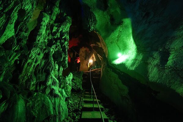 Yüksek nem oranına sahip mağaraya özel olarak hazırlanan geçitler sayesinde güvenli ulaşım sağlanırken, serin havası özellikle yaz aylarında ziyaretçilere rahat bir nefes aldırıyor.  - Sputnik Türkiye