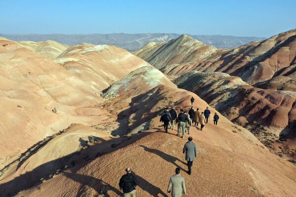 Bölge rehberlerinden Adem Kocaman, turist gruplarına yaptığı açıklamada, &quot;Burayı görenler Mars’a benzetiyor. Biz de bu nedenle ‘Türkiye&#x27;nin Mars&#x27;ı’ diyerek tanıtıyoruz&quot; dedi. Özellikle sonbahar aylarında güneşin eğik açılarla vurmasıyla birlikte, renkler çok daha belirgin hale geliyor ve kartpostallık manzaralar ortaya çıkıyor. - Sputnik Türkiye
