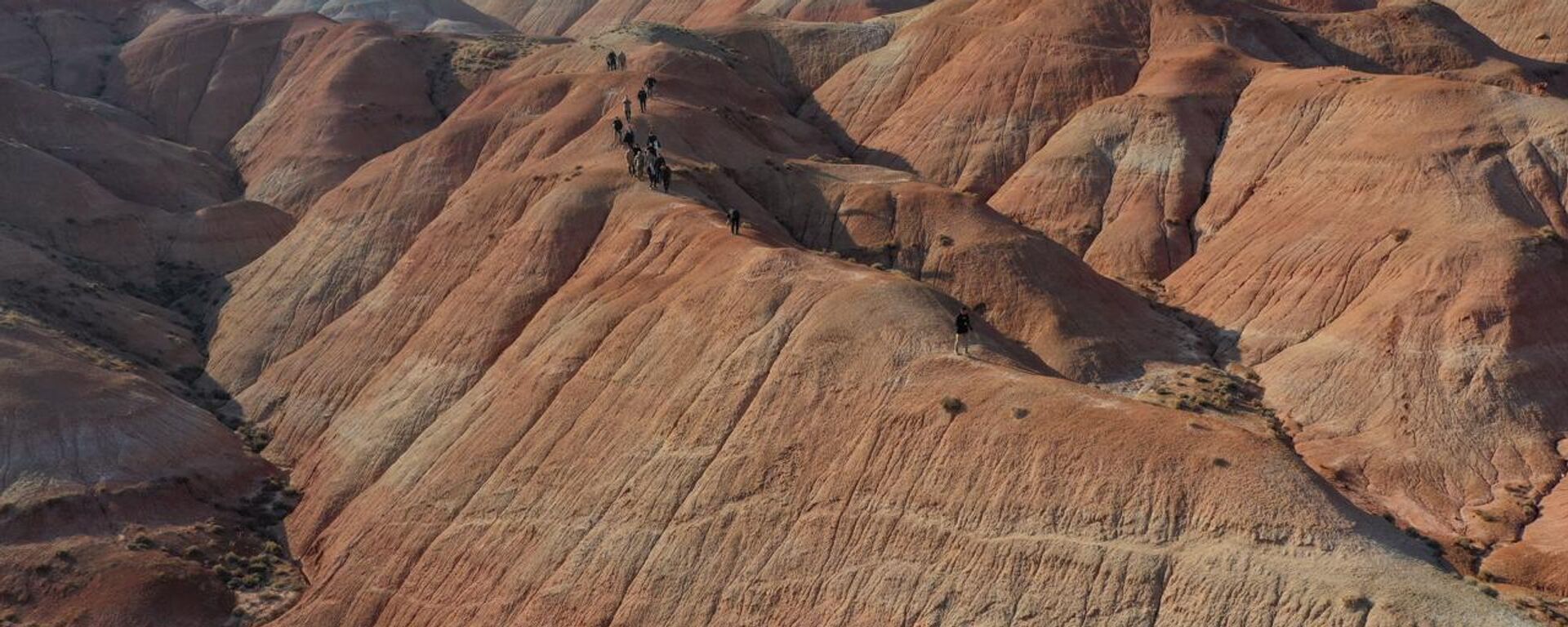 Mars'ı Aratmıyor: Iğdır’daki Gökkuşağı Tepeleri Görsel Şölen Sunuyor - Sputnik Türkiye, 1920, 19.07.2025