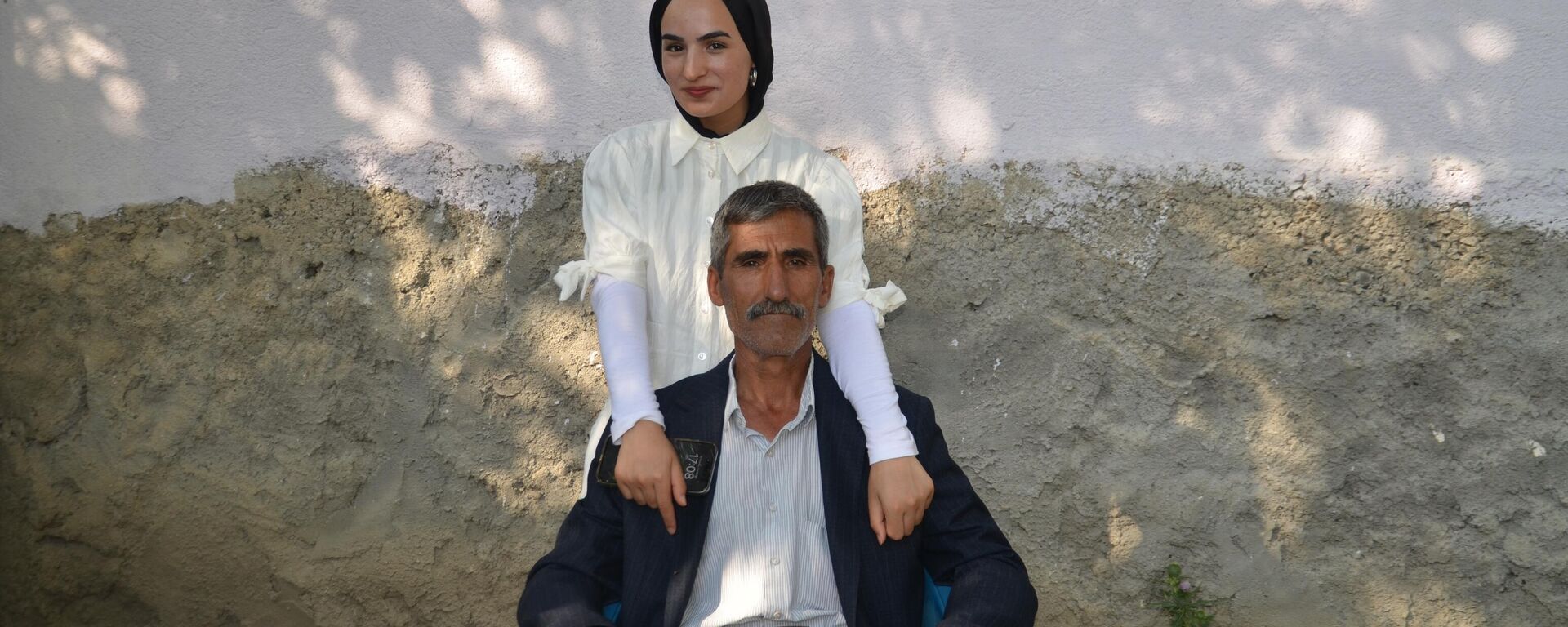 YKS çıkışında babası çiçekle karşılamıştı, aldığı puan belli oldu - Sputnik Türkiye, 1920, 20.07.2025