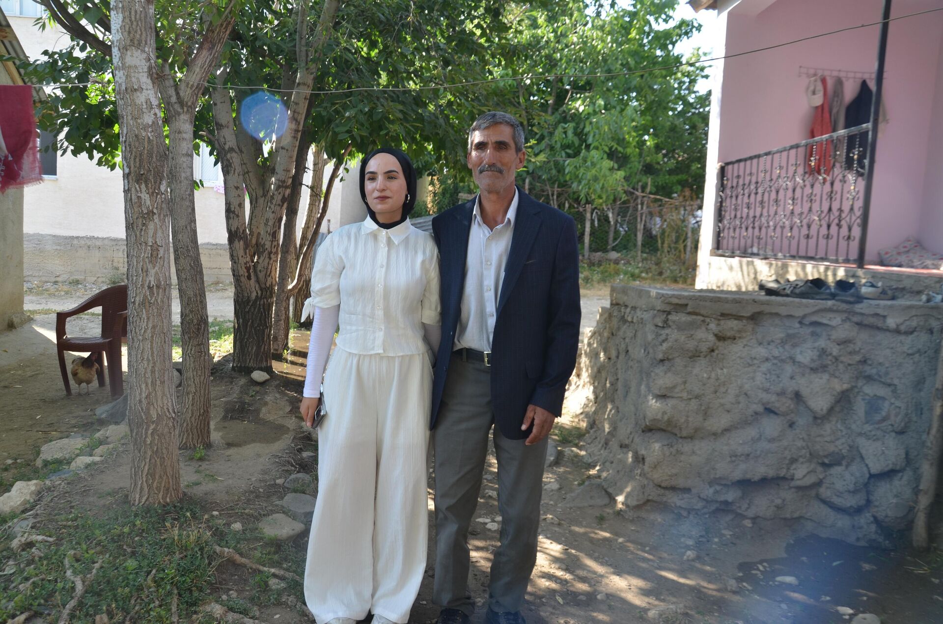 YKS çıkışında babası çiçekle karşılamıştı, aldığı puan belli oldu - Sputnik Türkiye, 1920, 20.07.2025