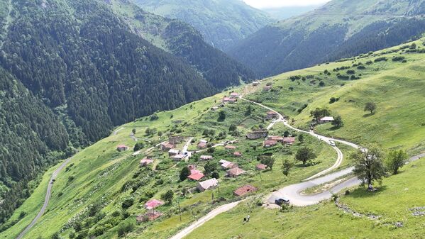 Doğal güzellikleri, tarihi kalıntıları, zengin flora ve faunasıyla foto safari turizmi için önemli potansiyele sahip yaylada, 1461 yılında Trabzon'un fethi sırasında Fatih Sultan Mehmet tarafından yaptırılan Taş Köprü de ilgi odağı oluyor. Doğal güzellikleri, tarihi kalıntıları, zengin flora ve faunasıyla foto safari turizmi için önemli potansiyele sahip yaylada, 1461 yılında Trabzon'un fethi sırasında Fatih Sultan Mehmet tarafından yaptırılan Taş Köprü de ilgi odağı oluyor. - Sputnik Türkiye