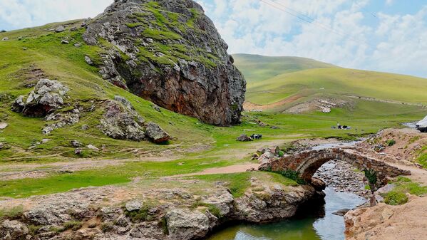 Kent merkezine 50 kilometre uzaklıkta, deniz seviyesinden 2 bin 140 metre yükseklikteki Taşköprü Yaylası, çevredeki 105 yaylanın merkezi konumunda yer alıyor. Kent merkezine 50 kilometre uzaklıkta, deniz seviyesinden 2 bin 140 metre yükseklikteki Taşköprü Yaylası, çevredeki 105 yaylanın merkezi konumunda yer alıyor. - Sputnik Türkiye