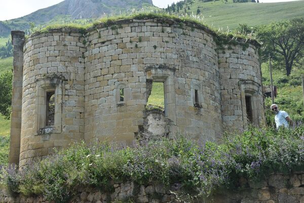 Çevresinde yer alan turizm destinasyonlarından Dumanlı köyü sınırında yer alan Santa Harabeleri bünyesinde Rum sivil mimarisine özgü eserleri barındırıyor. Çevresinde yer alan turizm destinasyonlarından Dumanlı köyü sınırında yer alan Santa Harabeleri bünyesinde Rum sivil mimarisine özgü eserleri barındırıyor. - Sputnik Türkiye