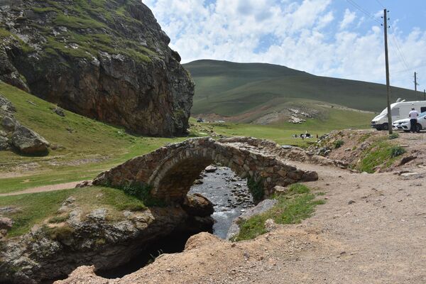 Ziyaretçiler, Taşköprü Yaylası ve çevresindeki turizm mekanlarında piknik yapıp, fotoğraf çekerek keyifli zaman geçiriyor. Ziyaretçiler, Taşköprü Yaylası ve çevresindeki turizm mekanlarında piknik yapıp, fotoğraf çekerek keyifli zaman geçiriyor. - Sputnik Türkiye