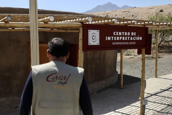 Penico’nun keşfi, Amerika kıtasındaki en eski yerleşim yerlerinden biri olarak kabul edilen ve UNESCO Dünya Mirası Listesi’nde yer alan Kutsal Caral Kenti’nden sonraki en önemli arkeolojik bulgu olarak değerlendiriliyor. Caral gibi Penico da, pre-Hispanik dönemde karmaşık ticaret ve kültür ağlarının varlığına işaret ediyor. Penico’nun keşfi, Amerika kıtasındaki en eski yerleşim yerlerinden biri olarak kabul edilen ve UNESCO Dünya Mirası Listesi’nde yer alan Kutsal Caral Kenti’nden sonraki en önemli arkeolojik bulgu olarak değerlendiriliyor. Caral gibi Penico da, pre-Hispanik dönemde karmaşık ticaret ve kültür ağlarının varlığına işaret ediyor. - Sputnik Türkiye