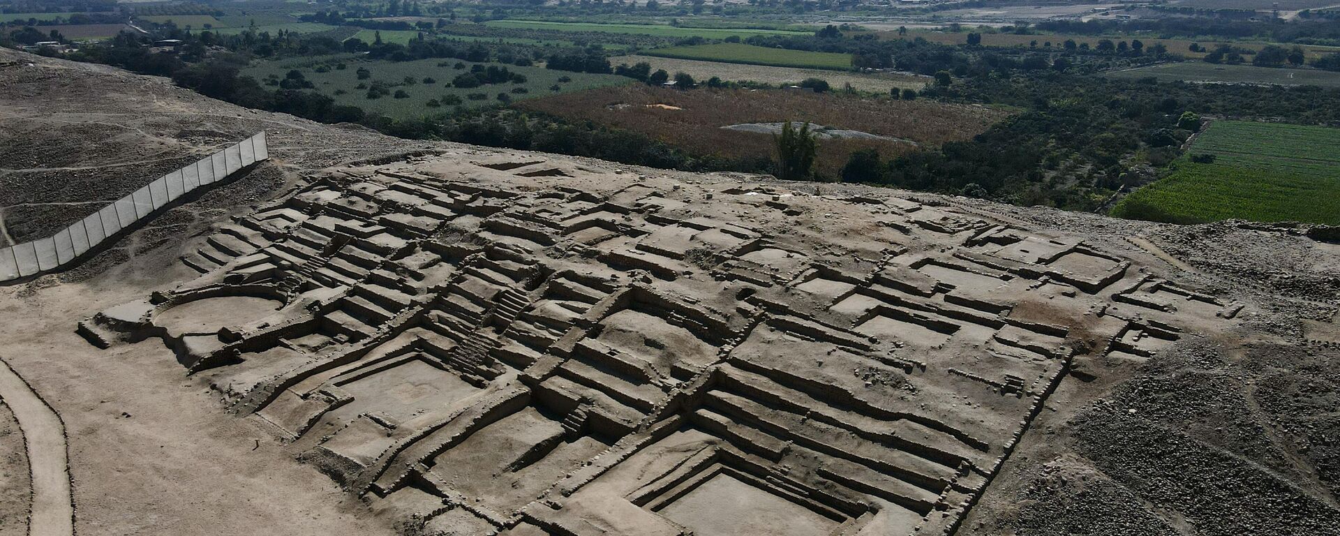 Perulu arkeologlar, kıyı, And Dağları ve Amazon'u birbirine bağlayan 3.800 yıllık antik kent keşfetti - Sputnik Türkiye, 1920, 22.07.2025