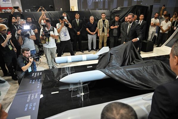 Tanıtılan diğer sistemler arasında EREN, İHA-300, Şimşek 2 ve denizaltından atılan gemisavar füze AKATA da yer aldı. - Sputnik Türkiye