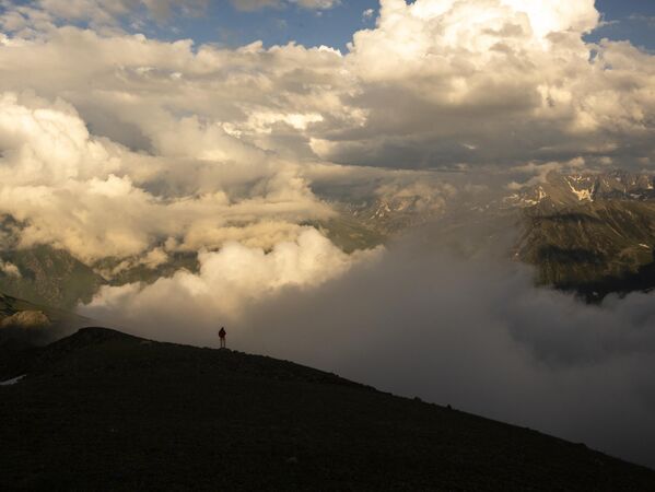 Rize ve Artvin sınırlarında yer alan dağ silsilesi, dört mevsim farklı güzellikler sunarken, özellikle sislerle örtülü yaylaları ve taş evlerle çevrili köyleriyle ziyaretçilerine adeta zamanın durduğu bir coğrafya vaat ediyor. - Sputnik Türkiye