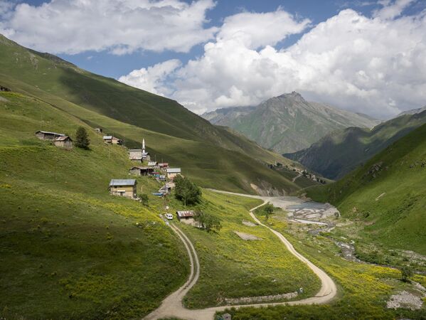 Kaçkarlar, yemyeşil ormanları, buzulları, buzul gölleri ve yüksek rakımlı yaylalarıyla doğaseverlerin gözdesi olmaya devam ediyor. - Sputnik Türkiye