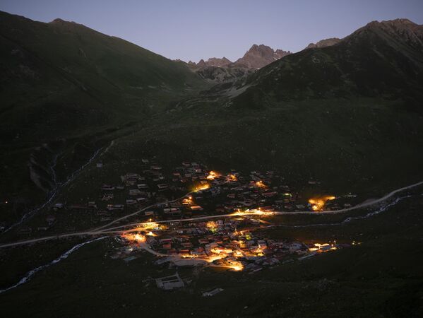 . Dağcılık, trekking ve kampçılık gibi doğa sporları için elverişli yapısı sayesinde her yıl binlerce doğa tutkunu bölgeye akın ediyor. - Sputnik Türkiye