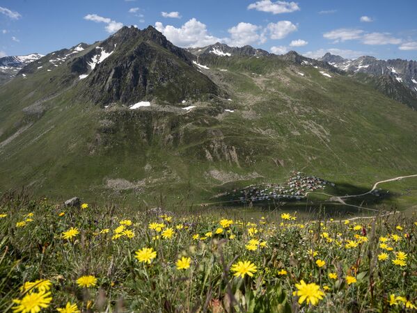 Yaylalarda hala yaşam süren halk, taş ve ahşap mimarisiyle kurdukları köylerde geleneklerini yaşatmayı sürdürüyor. - Sputnik Türkiye