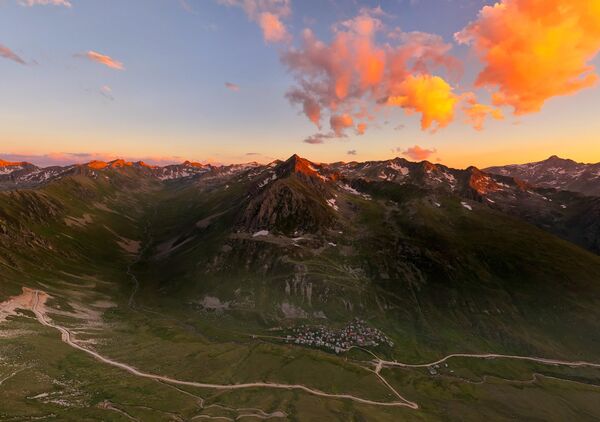 Karadeniz kıyılarına paralel uzanan Kaçkar Dağları, yalnızca yüksek zirveleriyle değil, mistik atmosferi ve kültürel zenginliğiyle de dikkat çekiyor. - Sputnik Türkiye