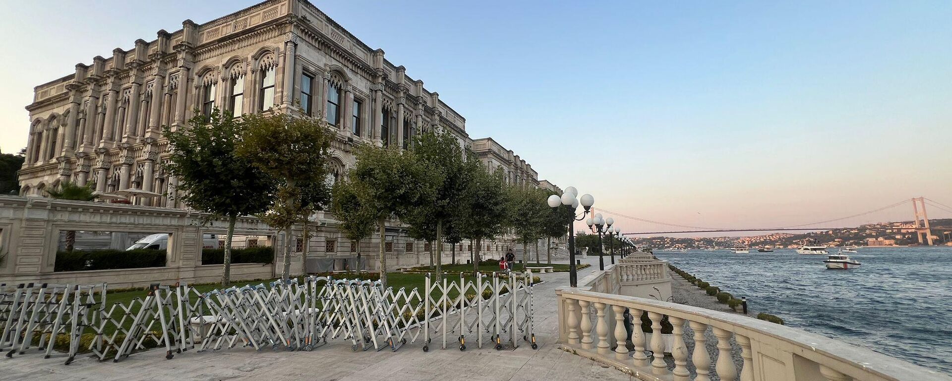 Çırağan Sarayı yandan görünüşü - Sputnik Türkiye, 1920, 24.07.2025