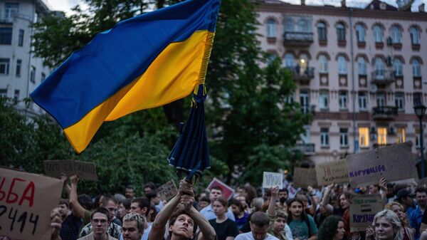 Ukrayna’nın başkenti Kiev’de, Ulusal Yolsuzlukla Mücadele Bürosu (NABU) ve Özel Yolsuzlukla Mücadele Savcılığı’nın (SAPO) bağımsızlığını kaldıran yasaya karşı düzenlenen protesto gösterisi - Sputnik Türkiye