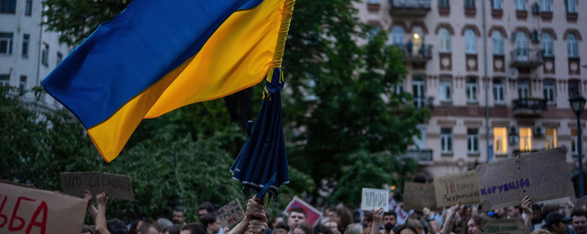 Ukrayna’nın başkenti Kiev’de, Ulusal Yolsuzlukla Mücadele Bürosu (NABU) ve Özel Yolsuzlukla Mücadele Savcılığı’nın (SAPO) bağımsızlığını kaldıran yasaya karşı düzenlenen protesto gösterisi - Sputnik Türkiye, 1920, 26.07.2025