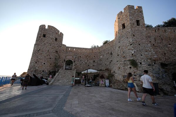 Limana yakın konumlanan kale, her yıl Kuşadası Limanı’na yanaşan dev yolcu gemilerinden inen turistleri karşılayan ilk yapılar arasında yer alıyor. - Sputnik Türkiye
