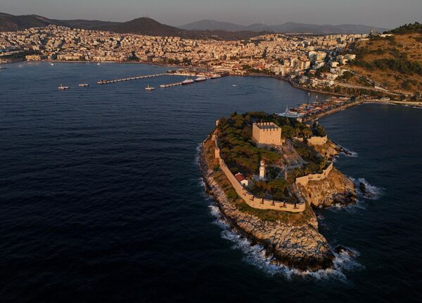 Ege’nin gözde turizm noktalarından Kuşadası’nda bulunan Güvercinada Kalesi, tarih ve deniz manzarasını bir arada sunan yapısıyla yerli ve yabancı turistlerin ilgisini çekiyor. - Sputnik Türkiye