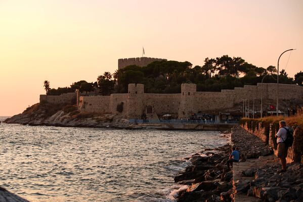 Tarihte hem Bizans hem de Osmanlı döneminde korsanlara karşı karakol görevi gören kale, aynı zamanda Cenevizlilerin Akdeniz ticaret yolu üzerindeki yedi önemli kalesinden biri olma özelliğine sahip. - Sputnik Türkiye