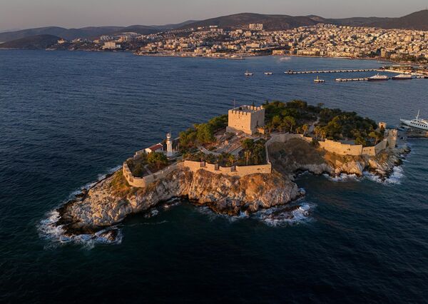 Bugün hala ayakta olan kale, özellikle Barbaros Hayrettin Paşa tarafından inşa ettirilen bölümleriyle ziyaretçilere Osmanlı denizcilik mirasını hatırlatıyor. - Sputnik Türkiye