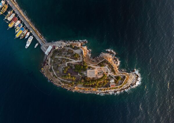 Tarihi atmosferi, taş surları ve masmavi Ege deniziyle iç içe yapısı sayesinde Güvercinada Kalesi, Kuşadası’na yolu düşen herkesin görmek istediği önemli simge yapılar arasında yer alıyor. - Sputnik Türkiye