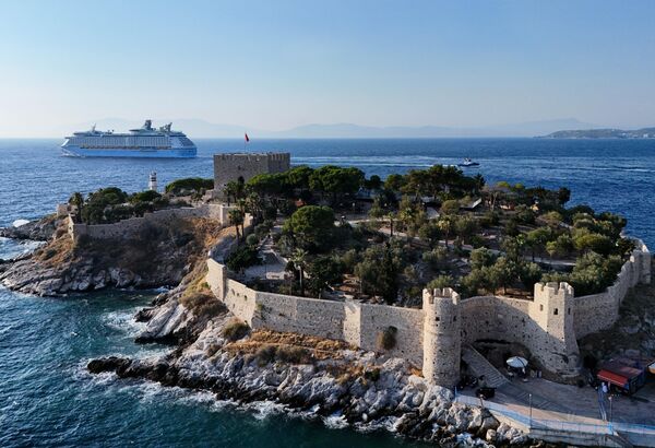 Güvercinada Kalesi’nin adayı tamamen çevreleyen 3 metre yüksekliğindeki surları ise İlyas Ağa tarafından yaptırıldı. - Sputnik Türkiye