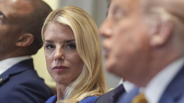 Pam Bondi ve Donald Trump - Sputnik Türkiye