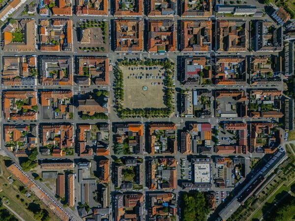 17. yüzyılda Fransa Kralı XIV. Louis’nin ünlü askeri mimarı Sébastien Le Prestre de Vauban tarafından inşa edilen Neuf-Brisach, yıldız biçimindeki surları ve simetrik burçlarıyla dönemin askeri mimarisinin en çarpıcı örneklerinden birini oluşturuyor. 17. yüzyılda Fransa Kralı XIV. Louis’nin ünlü askeri mimarı Sébastien Le Prestre de Vauban tarafından inşa edilen Neuf-Brisach, yıldız biçimindeki surları ve simetrik burçlarıyla dönemin askeri mimarisinin en çarpıcı örneklerinden birini oluşturuyor. - Sputnik Türkiye