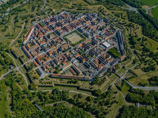 Fransa'nın Alsace bölgesinde yer alan Neuf-Brisach, gökyüzünden bakıldığında sekizgen yapısıyla hemen fark edilen sıra dışı bir şehir. Fransa'nın Alsace bölgesinde yer alan Neuf-Brisach, gökyüzünden bakıldığında sekizgen yapısıyla hemen fark edilen sıra dışı bir şehir. - Sputnik Türkiye