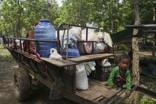 Sınırdaki silahlı çatışma bölgelerinden tahliye edilen yaklaşık 3 bin kişi Banteay Chhmar kentinde bulunan mülteci kampına sığındı.  - Sputnik Türkiye