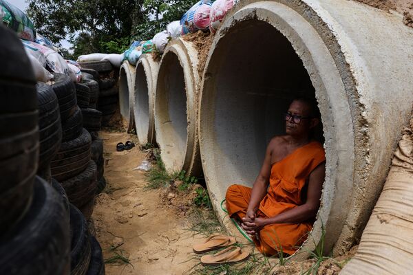 Gerilimin artması üzerine, Surin kentinde yaşayan siviller güvenlik gerekçesiyle sığınak hazırlıklarına başladı. Tayland ordusu ise kentte devriye faaliyetlerini artırdı.  - Sputnik Türkiye