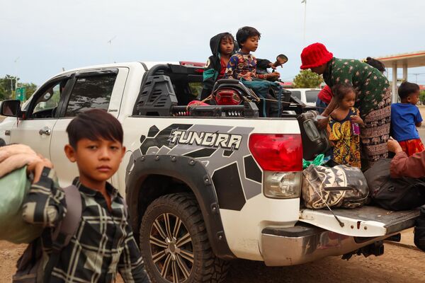 Kamboçya&#x27;nın Krong Stueng Saen kentinde, çatışmadan kaçan aileler zor şartlar altında tahliye edildiler.  - Sputnik Türkiye