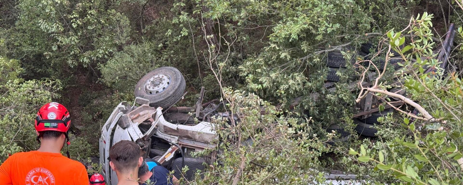 Bursa'nın Gürsu ile Kestel ilçeleri arasında çıkan orman yangını bölgesine su taşıyan tanker şarampole devrildi - Sputnik Türkiye, 1920, 27.07.2025