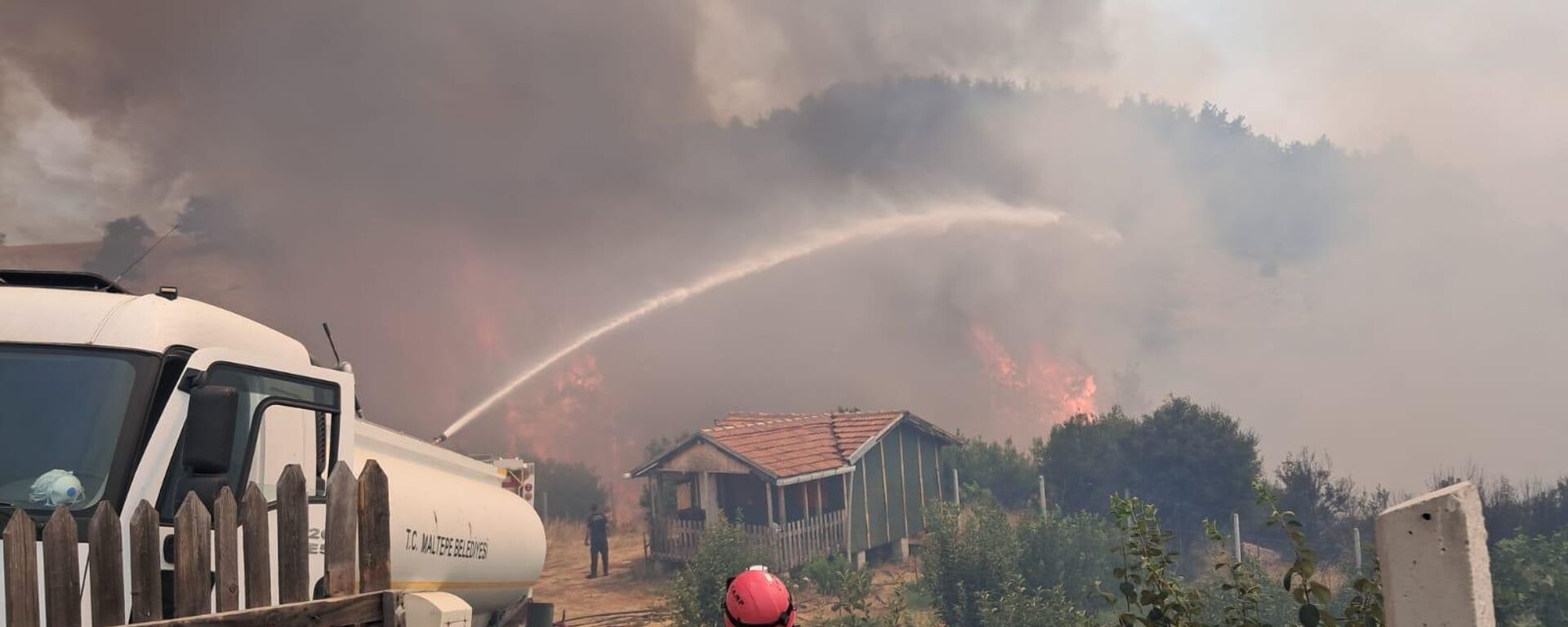Bursa'nın Gürsu ile Kestel ilçeleri arasındaki ormanlık alanda çıkan yangına müdahale havadan ve karadan devam ediyor. - Sputnik Türkiye, 1920, 28.07.2025