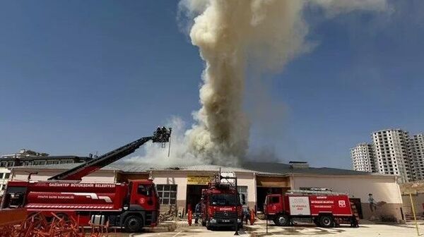 Gaziantep'te meslek lisesinin atölyesinde yangın: Müdahale sürüyor - Sputnik Türkiye