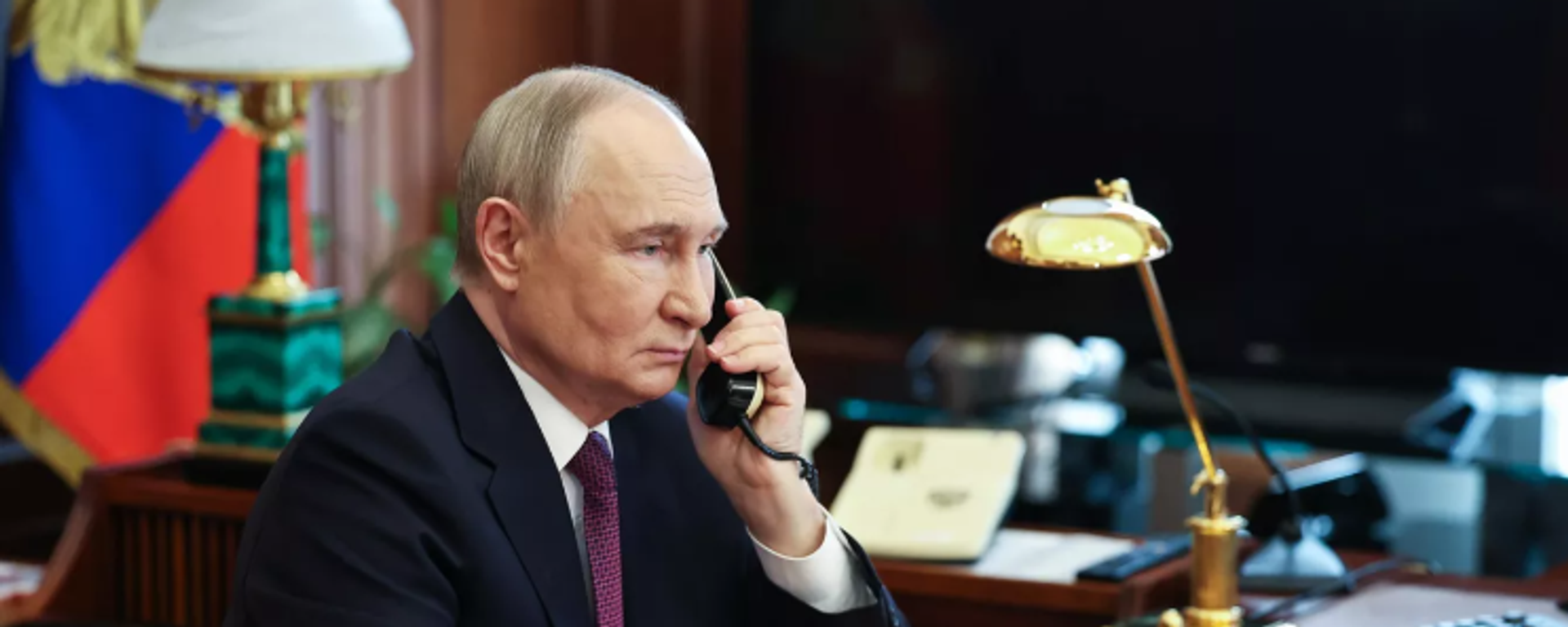 Putin telefon görüşmesi yaparken - Sputnik Türkiye, 1920, 08.08.2025